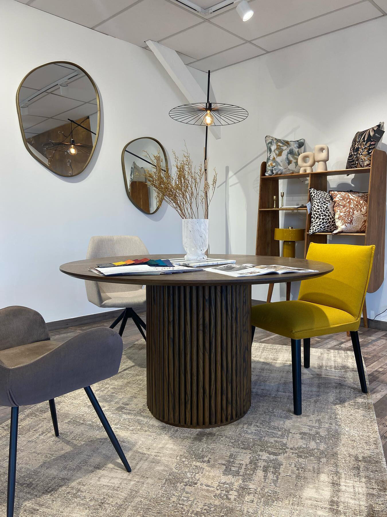 table-chaises-showroom-séné_LDecor